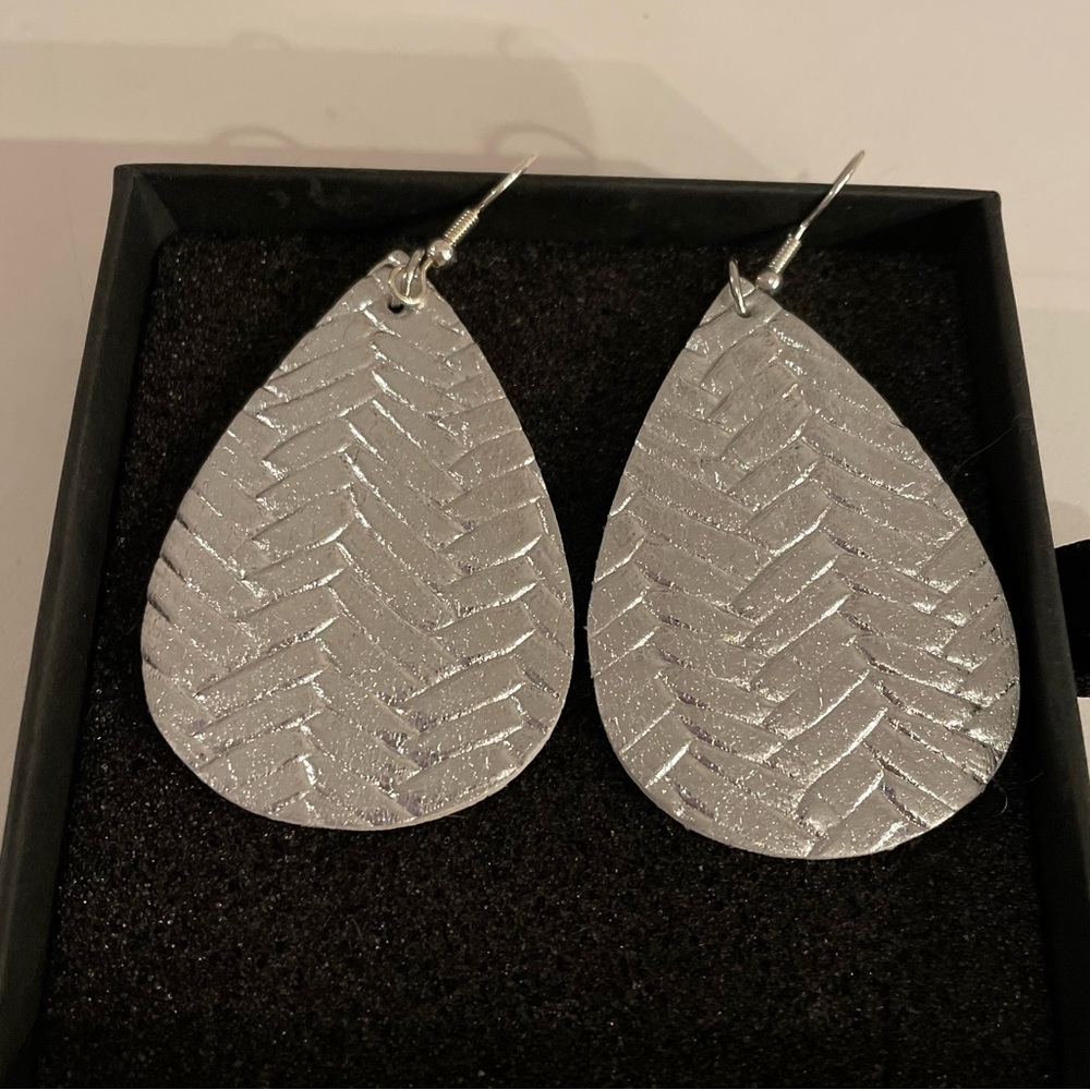 💥$10 or 3 for $15💥 Silver Faux Leather Teardrop Earrings NIB